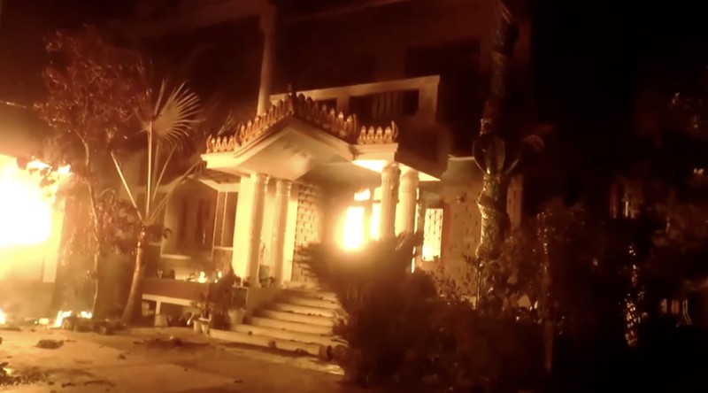 Rumah seorang menteri federal India dibakar oleh massa di negara bagian terpencil di timur laut Manipur, India. (Tangkapan Layar Reuters/ANI)