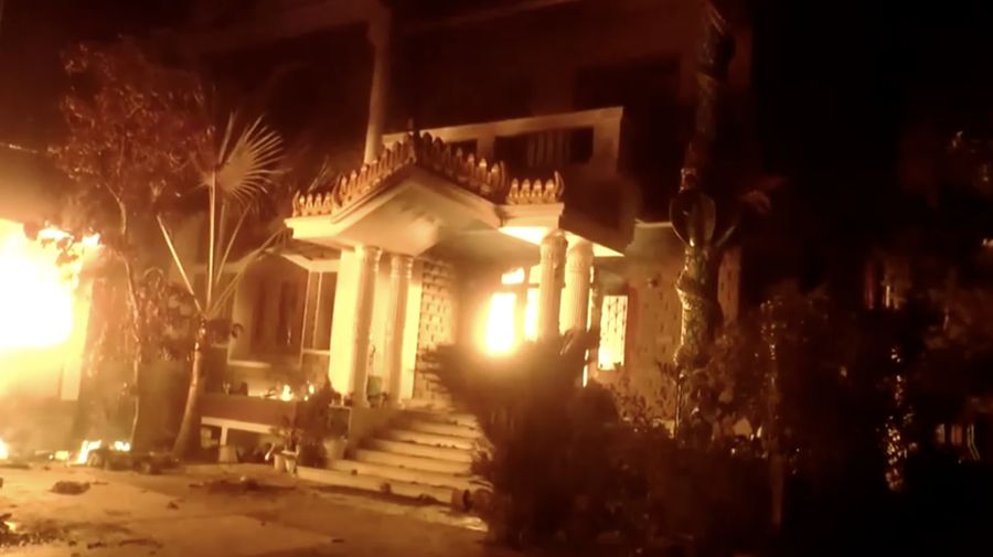 Rumah seorang menteri federal India dibakar oleh massa di negara bagian terpencil di timur laut Manipur, India. (Tangkapan Layar Reuters/ANI)