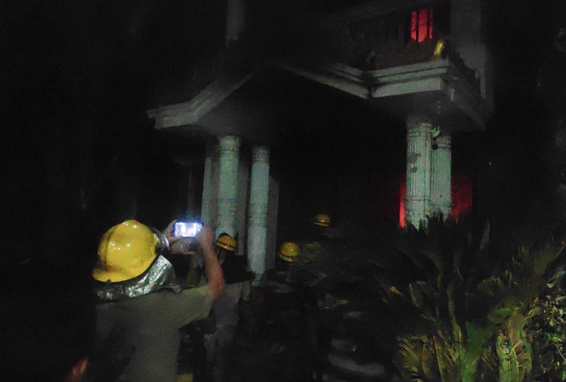 Rumah seorang menteri federal India dibakar oleh massa di negara bagian terpencil di timur laut Manipur, India. Rumah seorang menteri federal India dibakar oleh massa di negara bagian terpencil di timur laut Manipur, India. (Tangkapan Layar Reuters/ANI)