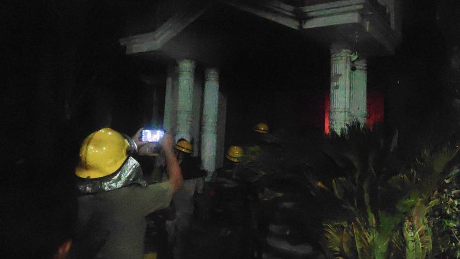 Rumah seorang menteri federal India dibakar oleh massa di negara bagian terpencil di timur laut Manipur, India. (Tangkapan Layar Reuters/ANI)