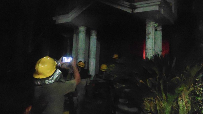 Rumah seorang menteri federal India dibakar oleh massa di negara bagian terpencil di timur laut Manipur, India. (Tangkapan Layar Reuters/ANI)