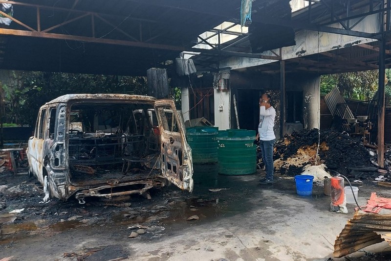 Rumah seorang menteri federal India dibakar oleh massa di negara bagian terpencil di timur laut Manipur, India. Rumah seorang menteri federal India dibakar oleh massa di negara bagian terpencil di timur laut Manipur, India. (Tangkapan Layar Reuters/ANI)