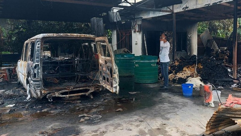 Rumah seorang menteri federal India dibakar oleh massa di negara bagian terpencil di timur laut Manipur, India. (Tangkapan Layar Reuters/ANI)