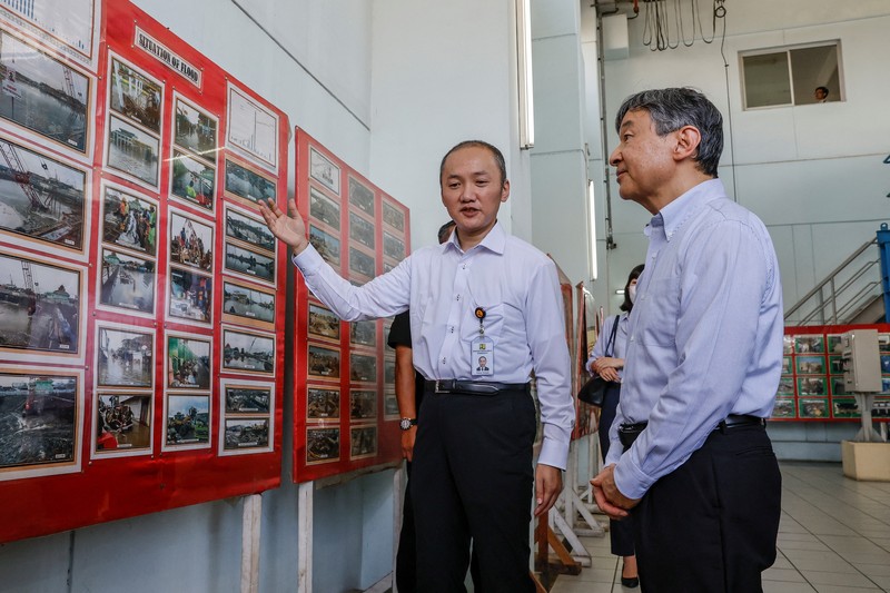 INDONESIA-JAPAN/EMPEROR Japan's Emperor Naruhito looks at a water pumping facility that was supported by the Japanese government as he is accompanied by Japan International Cooperation Agency (JICA) expert on integrated water resources management Kikuta Tomoya during a visit at Pluit water pump station in Jakarta, Indonesia, 18 June 2023. MAST IRHAM/Pool via REUTERS
