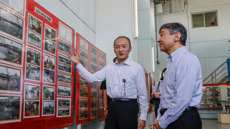 Japan's Emperor Naruhito looks at a water pumping facility that was supported by the Japanese government as he is accompanied by Japan International Cooperation Agency (JICA) expert on integrated water resources management Kikuta Tomoya during a visit at Pluit water pump station in Jakarta, Indonesia, 18 June 2023.   MAST IRHAM/Pool via REUTERS