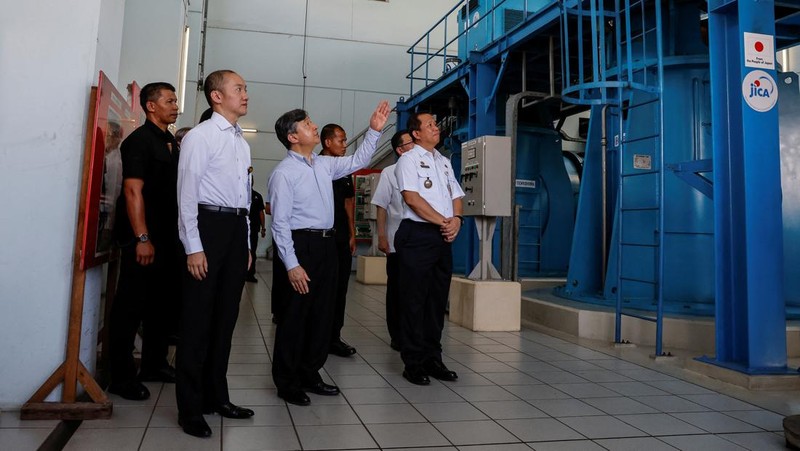 Japan's Emperor Naruhito looks at a water pumping facility that was supported by the Japanese government as he is accompanied by Japan International Cooperation Agency (JICA) expert on integrated water resources management Kikuta Tomoya during a visit at Pluit water pump station in Jakarta, Indonesia, 18 June 2023.   MAST IRHAM/Pool via REUTERS