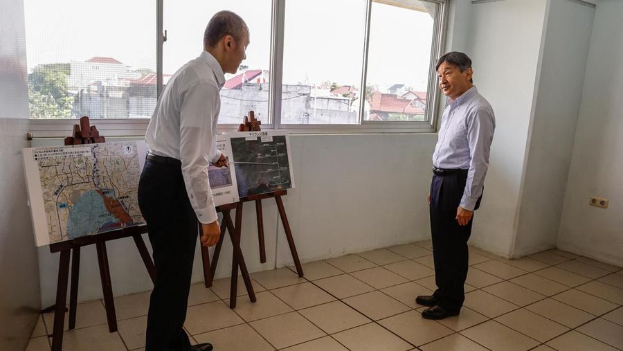 Japan's Emperor Naruhito looks at a water pumping facility that was supported by the Japanese government as he is accompanied by Japan International Cooperation Agency (JICA) expert on integrated water resources management Kikuta Tomoya during a visit at Pluit water pump station in Jakarta, Indonesia, 18 June 2023.   MAST IRHAM/Pool via REUTERS