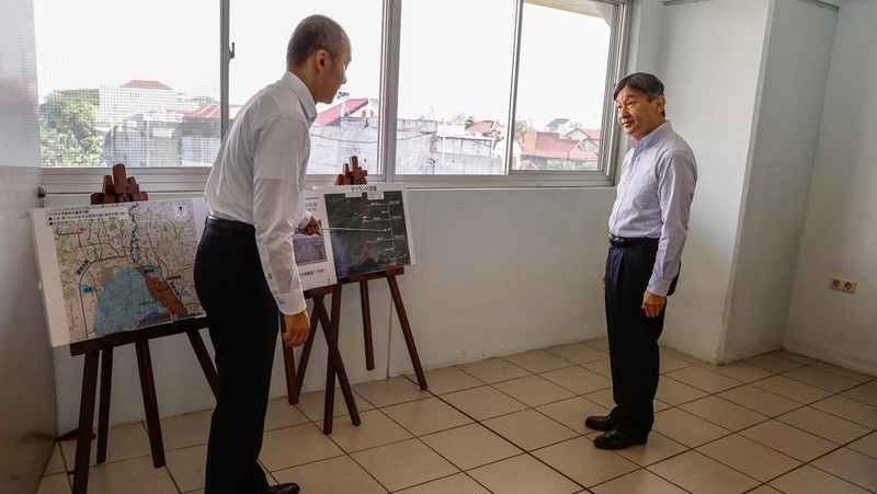 Japan's Emperor Naruhito looks at a water pumping facility that was supported by the Japanese government as he is accompanied by Japan International Cooperation Agency (JICA) expert on integrated water resources management Kikuta Tomoya during a visit at Pluit water pump station in Jakarta, Indonesia, 18 June 2023.   MAST IRHAM/Pool via REUTERS
