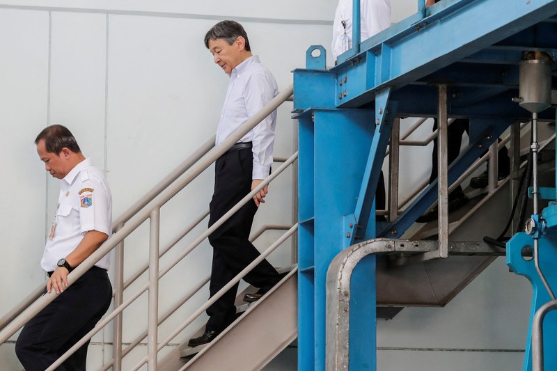 INDONESIA-JAPAN/EMPEROR Japan's Emperor Naruhito looks at a water pumping facility that was supported by the Japanese government as he is accompanied by Japan International Cooperation Agency (JICA) expert on integrated water resources management Kikuta Tomoya during a visit at Pluit water pump station in Jakarta, Indonesia, 18 June 2023. MAST IRHAM/Pool via REUTERS