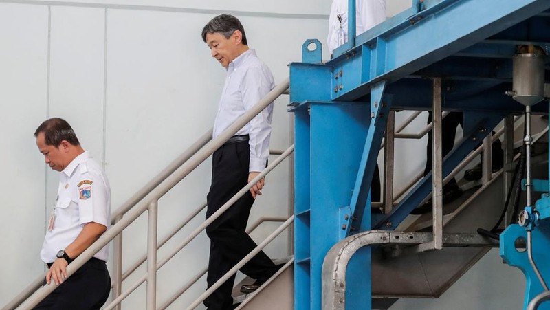Japan's Emperor Naruhito looks at a water pumping facility that was supported by the Japanese government as he is accompanied by Japan International Cooperation Agency (JICA) expert on integrated water resources management Kikuta Tomoya during a visit at Pluit water pump station in Jakarta, Indonesia, 18 June 2023.   MAST IRHAM/Pool via REUTERS