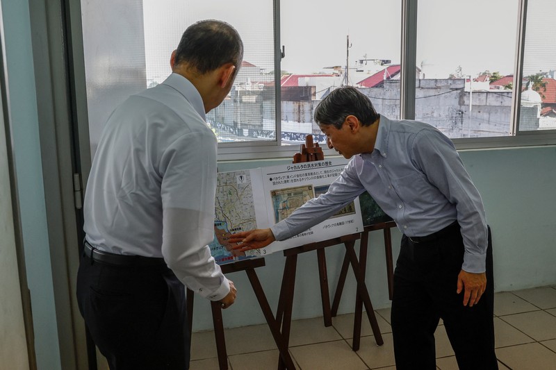 INDONESIA-JAPAN/EMPEROR Japan's Emperor Naruhito looks at a water pumping facility that was supported by the Japanese government as he is accompanied by Japan International Cooperation Agency (JICA) expert on integrated water resources management Kikuta Tomoya during a visit at Pluit water pump station in Jakarta, Indonesia, 18 June 2023. MAST IRHAM/Pool via REUTERS