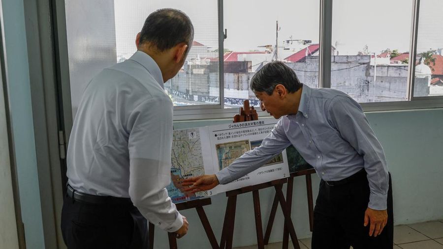 Japan's Emperor Naruhito looks at a water pumping facility that was supported by the Japanese government as he is accompanied by Japan International Cooperation Agency (JICA) expert on integrated water resources management Kikuta Tomoya during a visit at Pluit water pump station in Jakarta, Indonesia, 18 June 2023.   MAST IRHAM/Pool via REUTERS