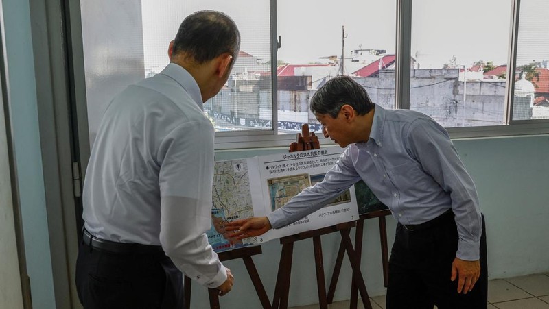Japan's Emperor Naruhito looks at a water pumping facility that was supported by the Japanese government as he is accompanied by Japan International Cooperation Agency (JICA) expert on integrated water resources management Kikuta Tomoya during a visit at Pluit water pump station in Jakarta, Indonesia, 18 June 2023.   MAST IRHAM/Pool via REUTERS
