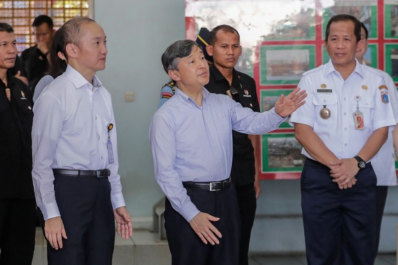 Japan's Emperor Naruhito looks at a water pumping facility that was supported by the Japanese government as he is accompanied by Japan International Cooperation Agency (JICA) expert on integrated water resources management Kikuta Tomoya during a visit at Pluit water pump station in Jakarta, Indonesia, 18 June 2023.   MAST IRHAM/Pool via REUTERS