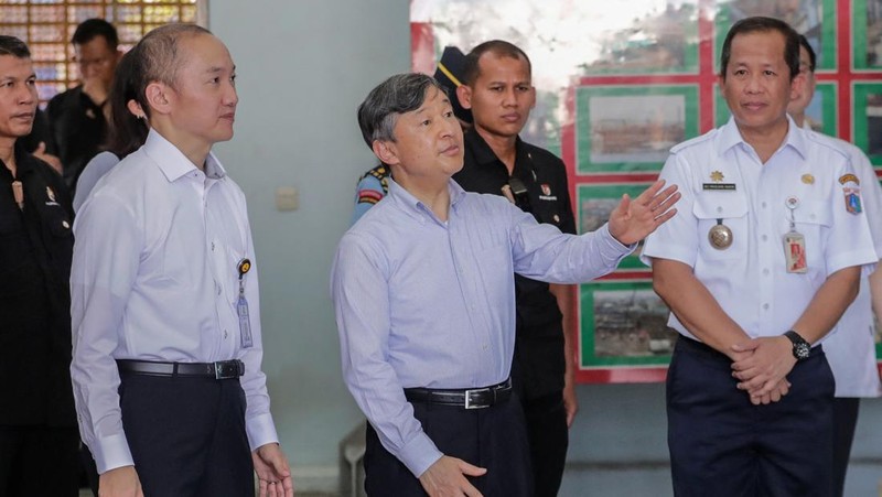 Japan's Emperor Naruhito looks at a water pumping facility that was supported by the Japanese government as he is accompanied by Japan International Cooperation Agency (JICA) expert on integrated water resources management Kikuta Tomoya during a visit at Pluit water pump station in Jakarta, Indonesia, 18 June 2023.   MAST IRHAM/Pool via REUTERS
