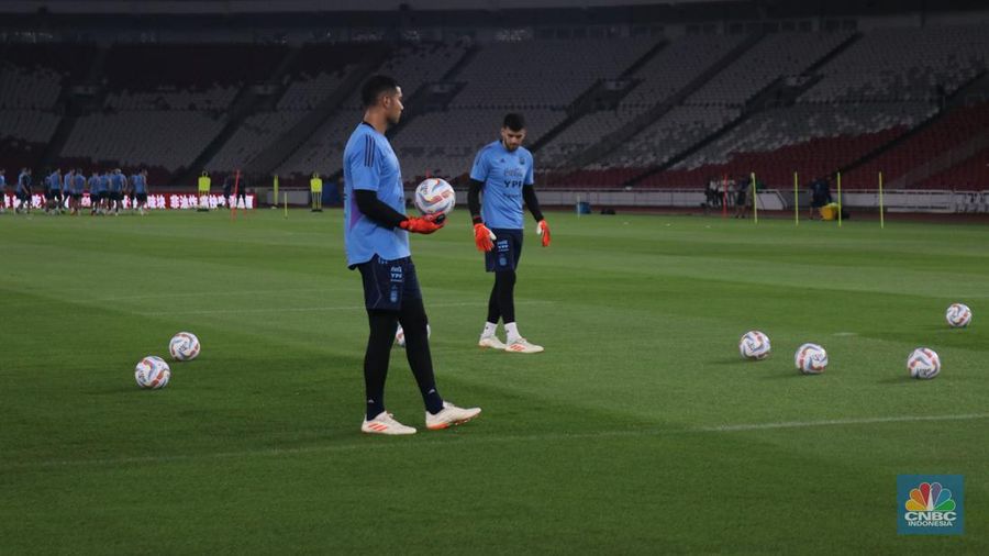 Tim Nasional (Timnas) Argentina menjalani latihan kedua di Stadion Utama Gelora Bung Karno (GBK), Minggu (18/6/2023) menjelang FIFA Matchday kontra Indonesia pada Senin (19/6/2023). (CNBC Indonesia/Rindi Salsabilla)