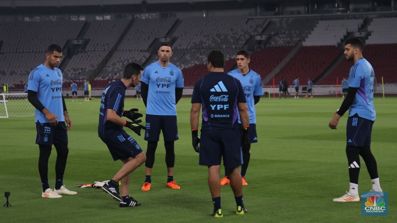 Tim Nasional (Timnas) Argentina menjalani latihan kedua di Stadion Utama Gelora Bung Karno (GBK), Minggu (18/6/2023) menjelang FIFA Matchday kontra Indonesia pada Senin (19/6/2023). (CNBC Indonesia/Rindi Salsabilla)