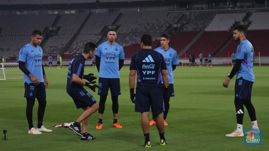 Tim Nasional (Timnas) Argentina menjalani latihan kedua di Stadion Utama Gelora Bung Karno (GBK), Minggu (18/6/2023) menjelang FIFA Matchday kontra Indonesia pada Senin (19/6/2023). (վ/Rindi Salsabilla)