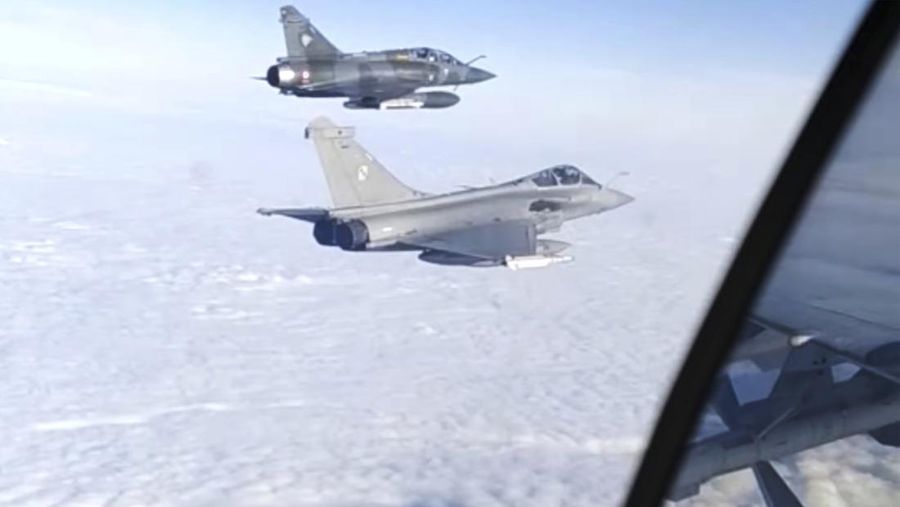 Dalam foto ini diambil dari video yang dirilis oleh Layanan Pers Kementerian Pertahanan Rusia, Dassault Rafale Angkatan Udara Prancis, tengah, dan jet tempur Dassault Mirage 2000 terlihat dari jet tempur Su-27 Rusia saat mereka terbang di dekat perairan teritorial Rusia di atas Laut Hitam, Jumat, 10 Desember 2021. (File Foto - Russian Defense Ministry Press Service via AP)