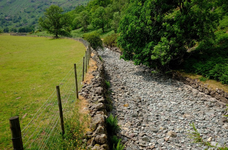 Dasar sungai kering dari Sungai Derwent terlihat setelah periode cuaca kering yang berkepanjangan di Seathwaite, Inggris, 18 Juni 2023. (REUTERS/Phil Noble)