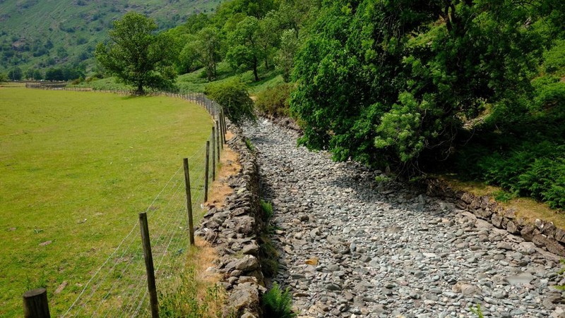 Dasar sungai kering dari Sungai Derwent terlihat setelah periode cuaca kering yang berkepanjangan di Seathwaite, Inggris, 18 Juni 2023. (REUTERS/Phil Noble)