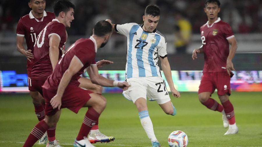 Facundo Buonanotte dari Argentina, tengah, berebut bola melawan pemain Indonesia Dendy Sulistiawan, dari kiri ke kanan, Elkan Baggott, dan Jordi Amat selama pertandingan sepak bola persahabatan mereka di Stadion Utama Gelora Bung Karno di Jakarta, Indonesia, Senin, 19 Juni 2023. (AP Photo/Achmad Ibrahim)