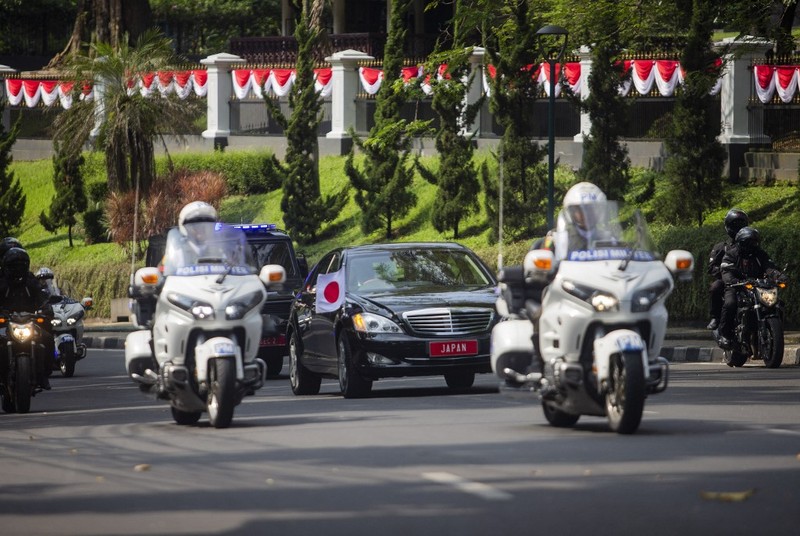 Iring-iringan mobil yang mengangkut Kaisar Jepang Naruhito dan Permaisuri Masako tiba di Istana Kepresidenan di Bogor pada 19 Juni 2023. Iring-iringan mobil yang mengangkut Kaisar Jepang Naruhito dan Permaisuri Masako tiba di Istana Kepresidenan di Bogor pada 19 Juni 2023. (\ ADITYA AJI / AFP)
