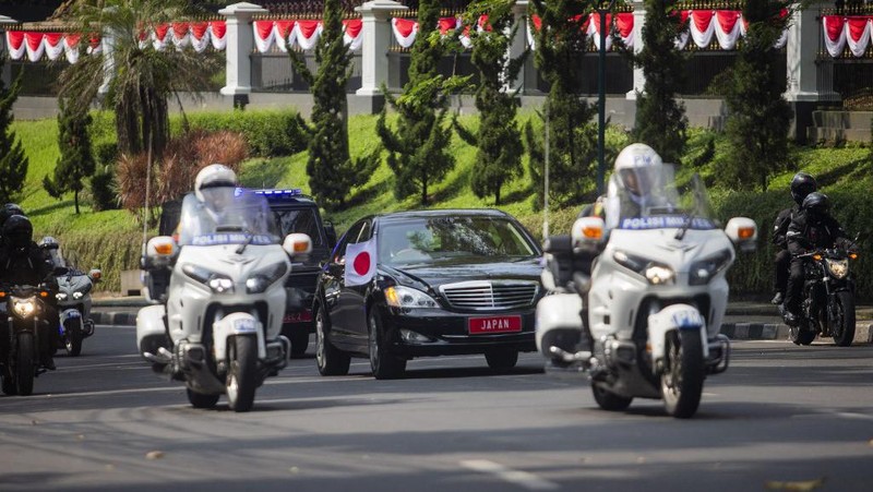 Iring-iringan mobil yang mengangkut Kaisar Jepang Naruhito dan Permaisuri Masako tiba di Istana Kepresidenan di Bogor pada 19 Juni 2023. (\ ADITYA AJI / AFP)