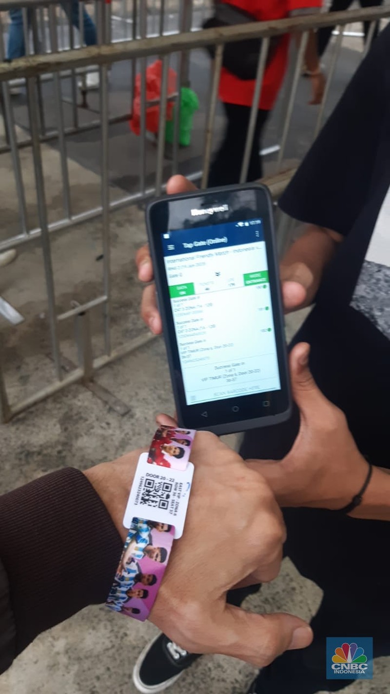 Jelang pertandingan persahabatan Timnas Garuda melawan Argentina penonton sudah memadati area stadion Glora Bung Karno pada Senin (19/6). (CNBC Indonesia/Aris Munandar)