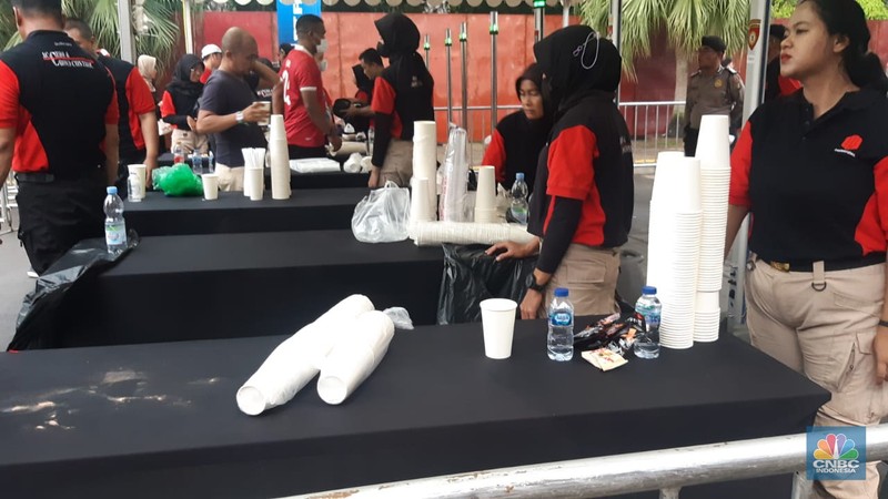 Jelang pertandingan persahabatan Timnas Garuda melawan Argentina penonton sudah memadati area stadion Glora Bung Karno pada Senin (19/6). (CNBC Indonesia/Aris Munandar)