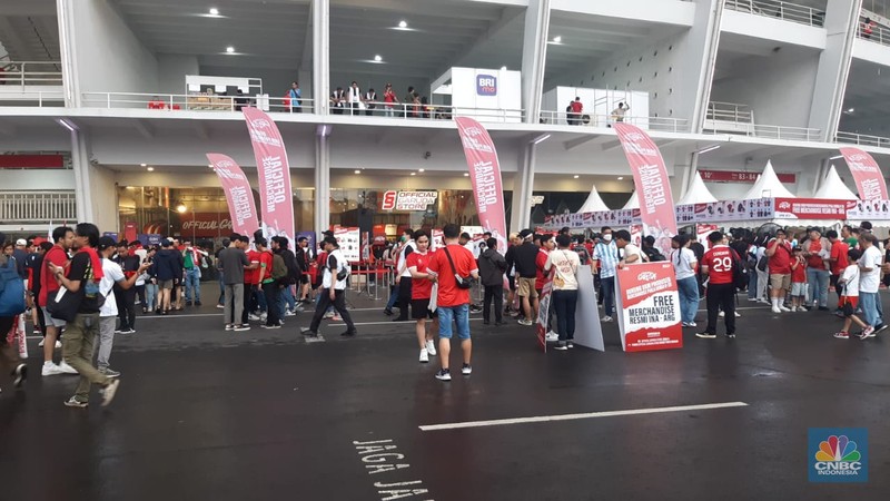 Jelang pertandingan persahabatan Timnas Garuda melawan Argentina penonton sudah memadati area stadion Glora Bung Karno pada Senin (19/6). Jelang pertandingan persahabatan Timnas Garuda melawan Argentina penonton sudah memadati area stadion Glora Bung Karno pada Senin (19/6). (CNBC Indonesia/Aris Munandar)
