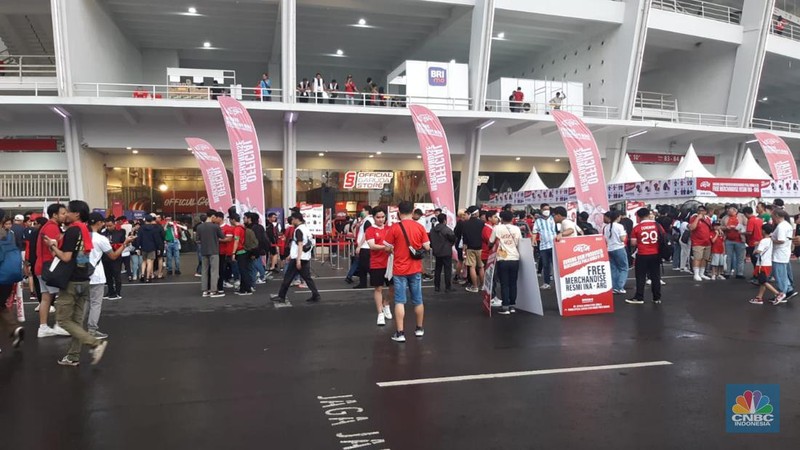 Jelang pertandingan persahabatan Timnas Garuda melawan Argentina penonton sudah memadati area stadion Glora Bung Karno pada Senin (19/6). (CNBC Indonesia/Aris Munandar)