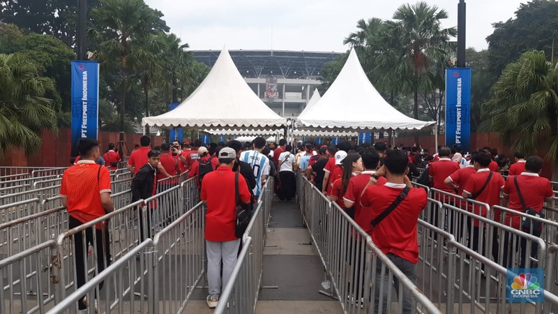 Jelang pertandingan persahabatan Timnas Garuda melawan Argentina penonton sudah memadati area stadion Glora Bung Karno pada Senin (19/6). Jelang pertandingan persahabatan Timnas Garuda melawan Argentina penonton sudah memadati area stadion Glora Bung Karno pada Senin (19/6). (CNBC Indonesia/Aris Munandar)