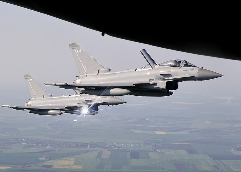 Sebuah jet tempur Eurofighter Typhoon Jerman yang berpartisipasi dalam Misi Pemolisian Udara Baltik NATO beroperasi di wilayah udara Lituania selama latihan angkatan udara Ramstein Alloy, Selasa, 25 April 2017. (File Foto - AP Photo/Mindaugas Kulbis)