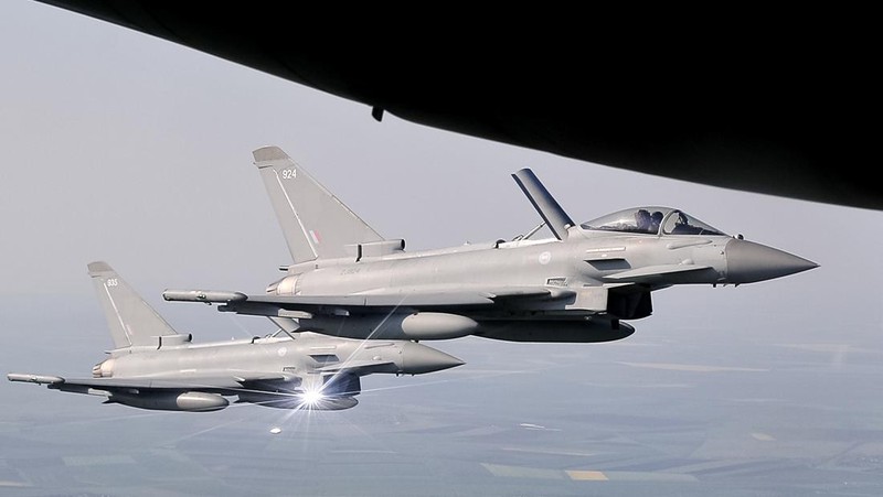 Sebuah jet tempur Eurofighter Typhoon Jerman yang berpartisipasi dalam Misi Pemolisian Udara Baltik NATO beroperasi di wilayah udara Lituania selama latihan angkatan udara Ramstein Alloy, Selasa, 25 April 2017. (File Foto - AP Photo/Mindaugas Kulbis)