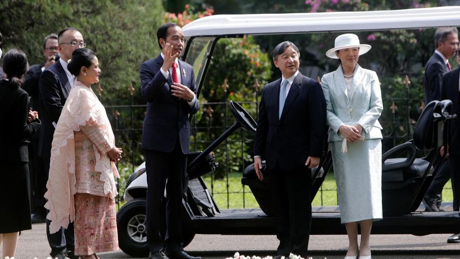 Iring-iringan mobil yang mengangkut Kaisar Jepang Naruhito dan Permaisuri Masako tiba di Istana Kepresidenan di Bogor pada 19 Juni 2023. (\ ADITYA AJI / AFP)