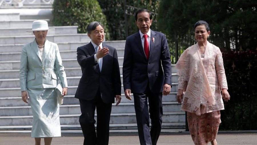 Kaisar Jepang Naruhito didampingi Permaisuri Masako berbicara dengan Presiden Indonesia Joko Widodo dan Iriana Joko Widodo pada pertemuan mereka di Istana Kepresidenan di Bogor, Indonesia, 19 Juni 2023. (ADI WEDA/Pool via REUTERS)