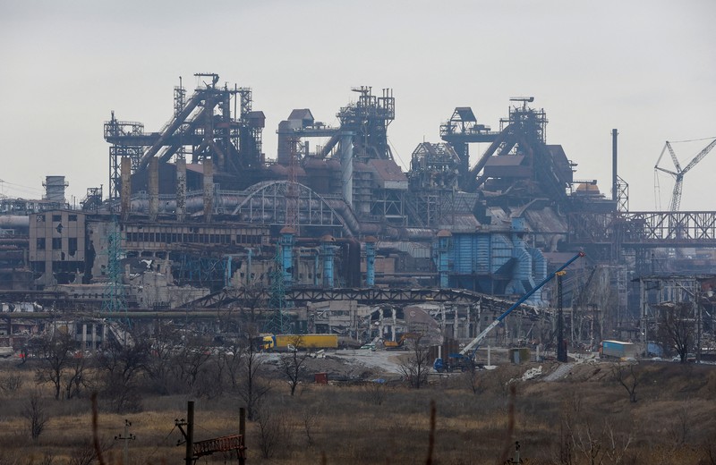 Pemandangan pabrik baja Azovstal hancur akibat konflik Rusia-Ukraina di Mariupol, Ukraina, Minggu (13/3/2022). (REUTERS/Alexander Ermochenko/File Photo)
