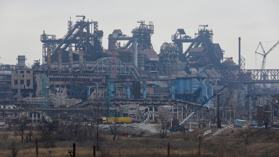 Pemandangan pabrik baja Azovstal hancur akibat konflik Rusia-Ukraina di Mariupol, Ukraina, Minggu (13/3/2022). (REUTERS/Alexander Ermochenko/File Photo)