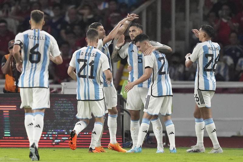 Tim Argentina berfoto bersama sebelum pertandingan persahabatan Argentina vs Indonesia di Stadion Gelora Bung Karno di Jakarta, Indonesia, 19 Juni 2023. Tim Argentina berfoto bersama sebelum pertandingan persahabatan Argentina vs Indonesia di Stadion Gelora Bung Karno di Jakarta, Indonesia, 19 Juni 2023. (REUTERS/Ajeng Dinar Ulfiana)