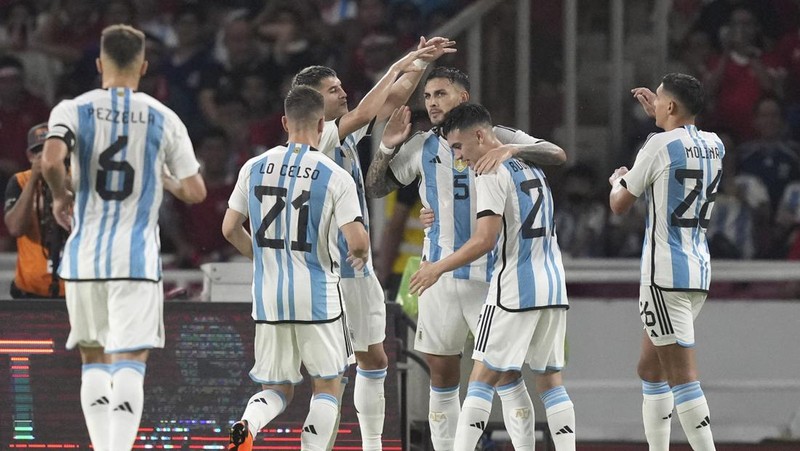 Tim Argentina berfoto bersama sebelum pertandingan persahabatan Argentina vs Indonesia di Stadion Gelora Bung Karno di Jakarta, Indonesia, 19 Juni 2023. (REUTERS/Ajeng Dinar Ulfiana)