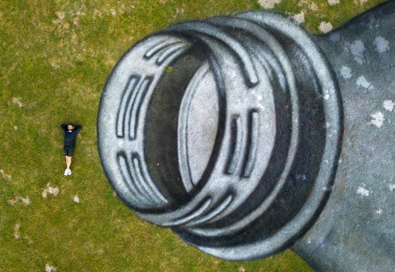 Lukisan botol plastik di Parc Bourget, Lausanne, Switzerland. (REUTERS/Denis Balibouse)