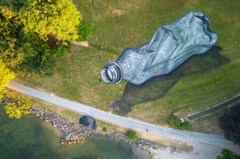 Lukisan botol plastik di Parc Bourget, Lausanne, Switzerland. (REUTERS/Denis Balibouse)