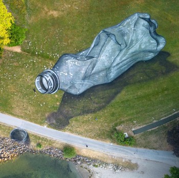 Swiss Pamerkan Lukisan Raksasa Bentuk Botol Plastik