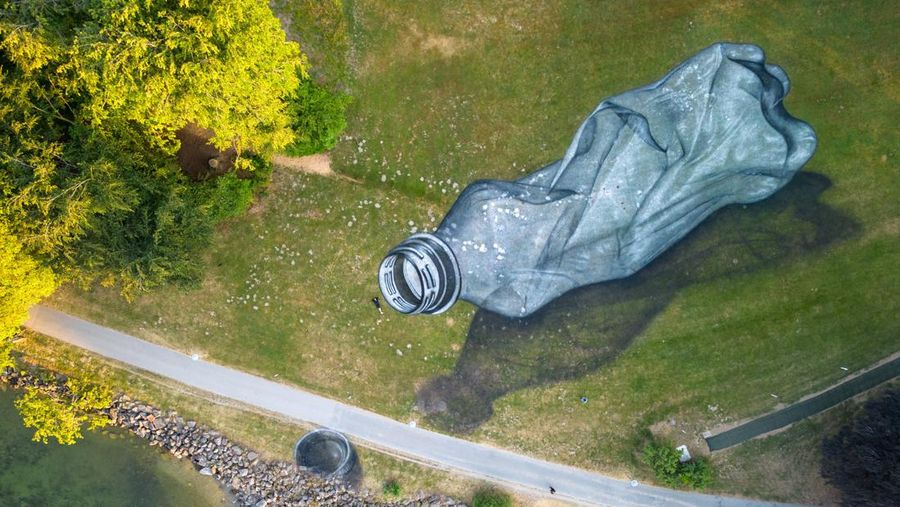 Lukisan botol plastik di Parc Bourget, Lausanne, Switzerland. (REUTERS/Denis Balibouse)