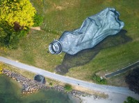 Swiss Pamerkan Lukisan Raksasa Bentuk Botol Plastik
