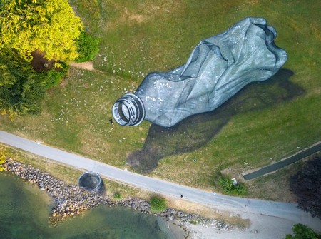 Lukisan botol plastik di Parc Bourget, Lausanne, Switzerland. (REUTERS/Denis Balibouse)