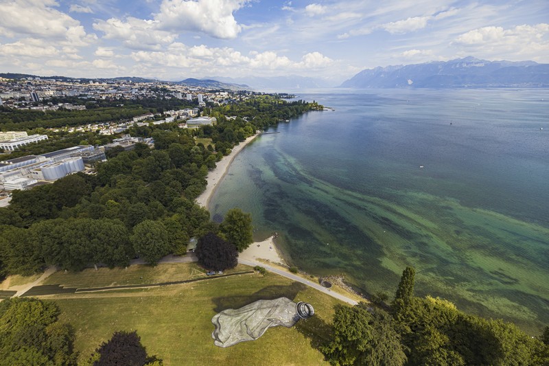 Lukisan botol plastik di Parc Bourget, Lausanne, Switzerland. (REUTERS/Denis Balibouse)