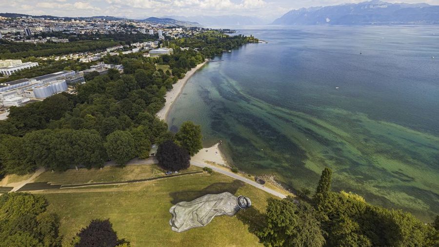 Lukisan botol plastik di Parc Bourget, Lausanne, Switzerland. (REUTERS/Denis Balibouse)