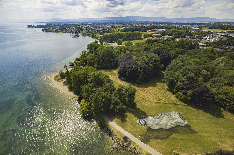 Lukisan botol plastik di Parc Bourget, Lausanne, Switzerland. (REUTERS/Denis Balibouse)